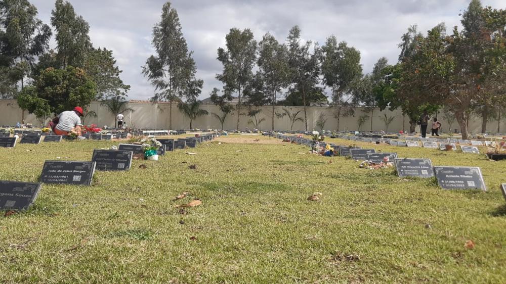 Memorial Jardim das Flores em Feira de Santana recebe milhares de pessoas no Dia de Finados