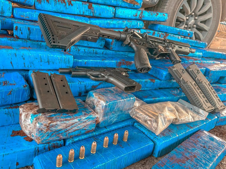 PRF apreende fuzil, pistola, munições de grosso calibre e drogas dentro de carro roubado em Barreiras