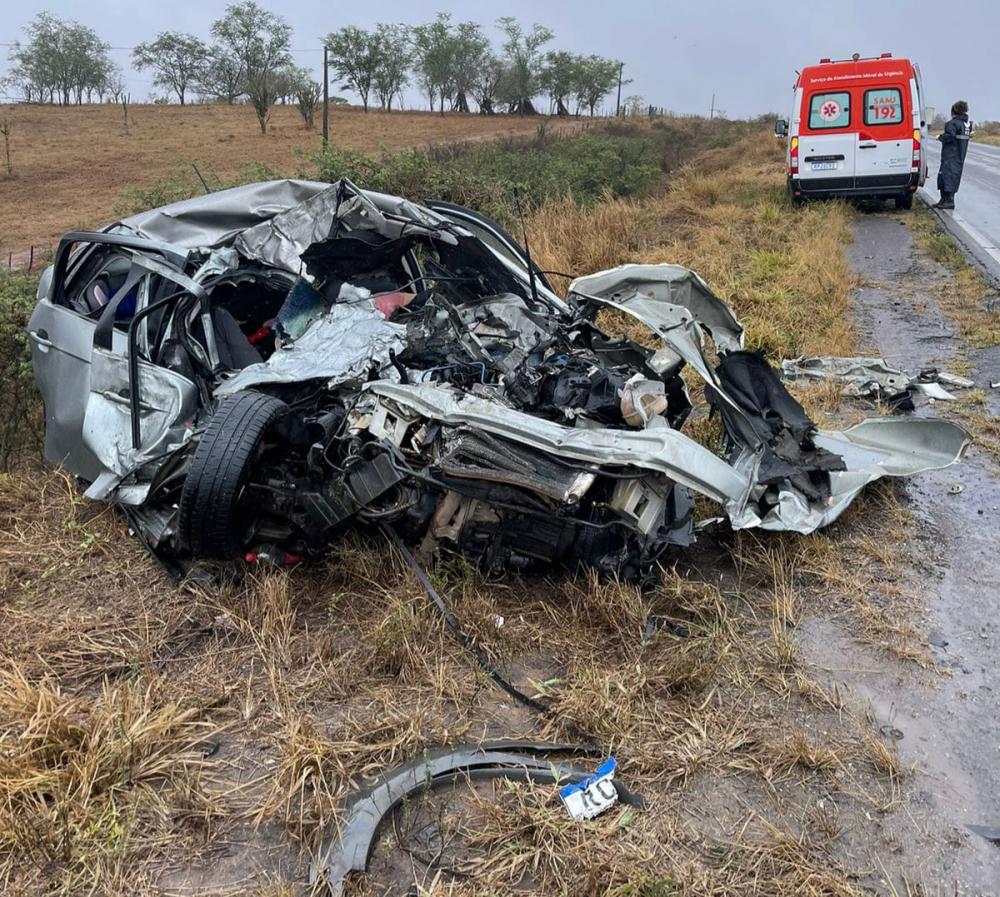 Pai, mãe e filha de 3 anos morrem em batida de carro na BR116 em Santa Bárbara