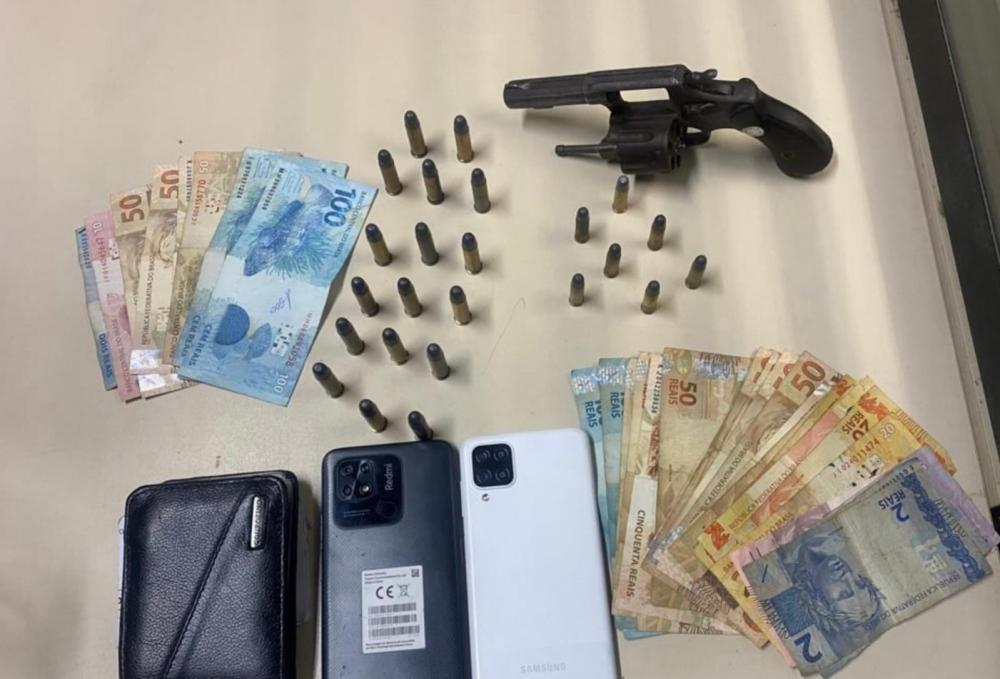 Rondesp apreende arma de fogo e cumpre mandados de prisão em Feira de Santana