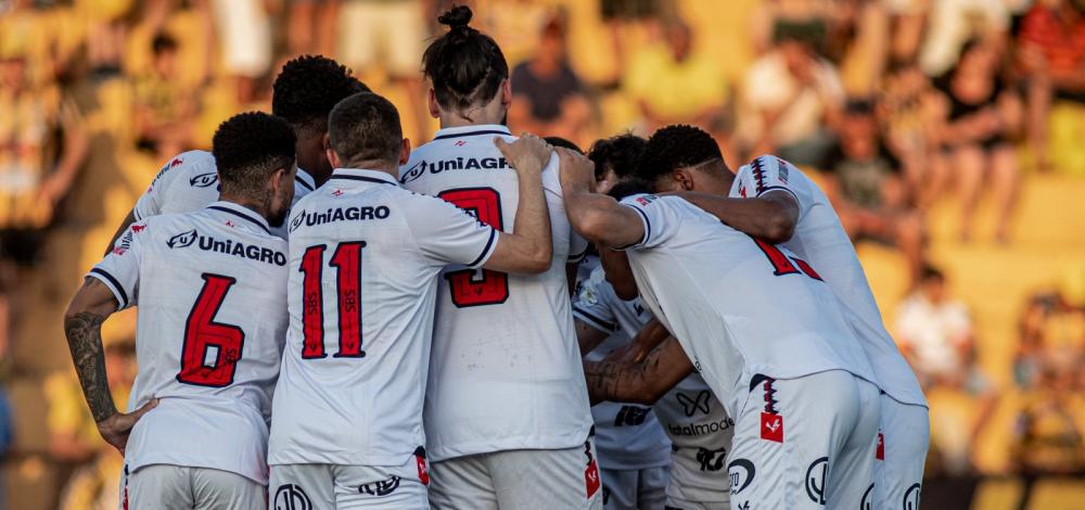 Vitória vence o Novorizontino e está de volta à Vitória vence o Novorizontino e está de volta à Série A