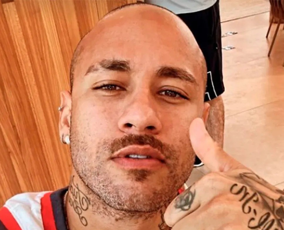 Neymar posta foto com cabeça raspada e bigode: “domingou”