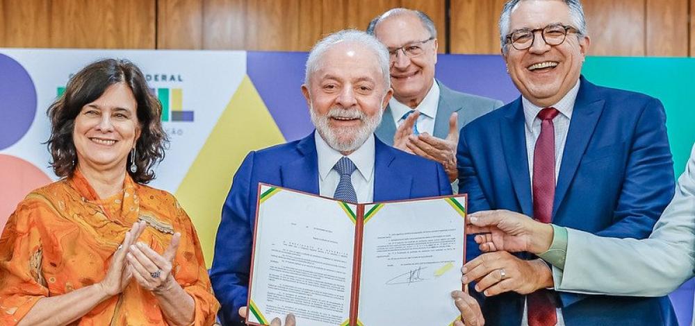 Lula sanciona lei que regulamenta profissão de sanitarista no Brasil