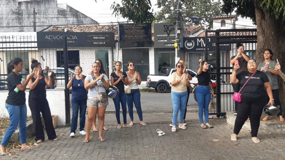 Familiares e amigos exigem justiça após homicídio por briga de trânsito em Feira de Santana