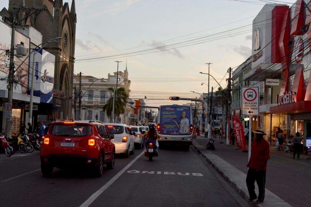 Faixas exclusivas de ônibus são revitalizadas no Centro de Feira