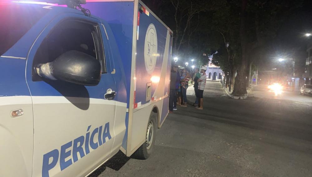 Jovem é morto a tiros na praça da matriz