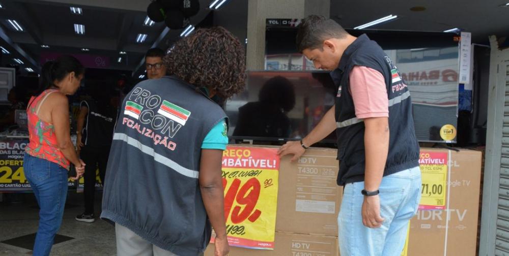 Procon Feira fiscaliza estabelecimentos em operação para Black Friday