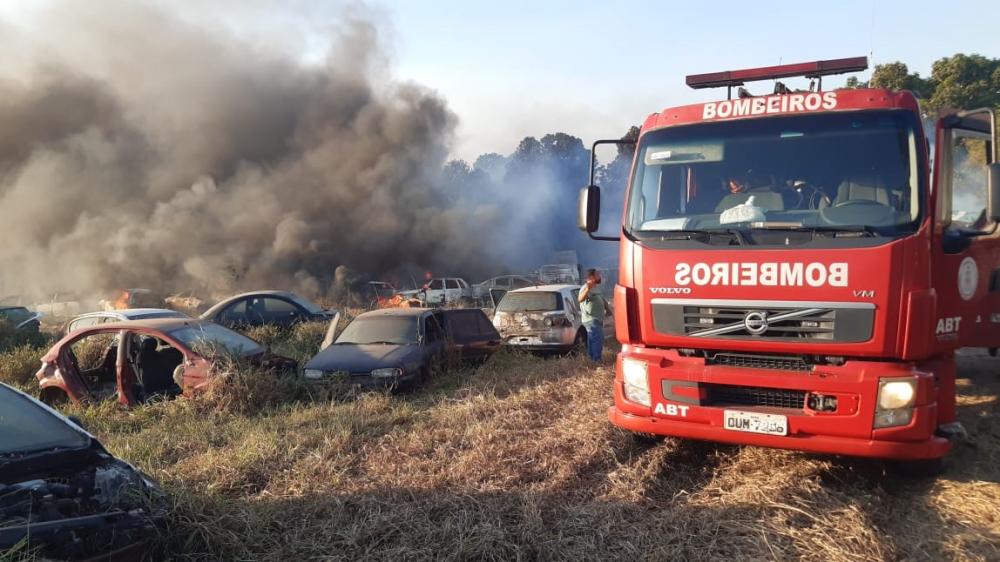 Incêndio atinge veículos no pátio do DERBA em Feira de Santana