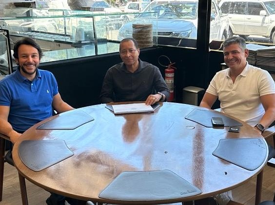 Presidente estadual do Progressista oficializa convite ao radialista Dilton Coutinho para a sucessão municipal em Feira de Santana