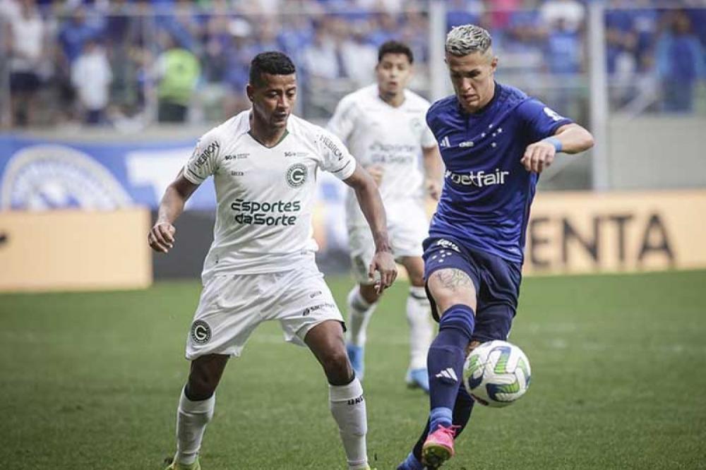 Cruzeiro vence o Goiás com gol nos acréscimos e empurra novamente o Bahia para o Z4