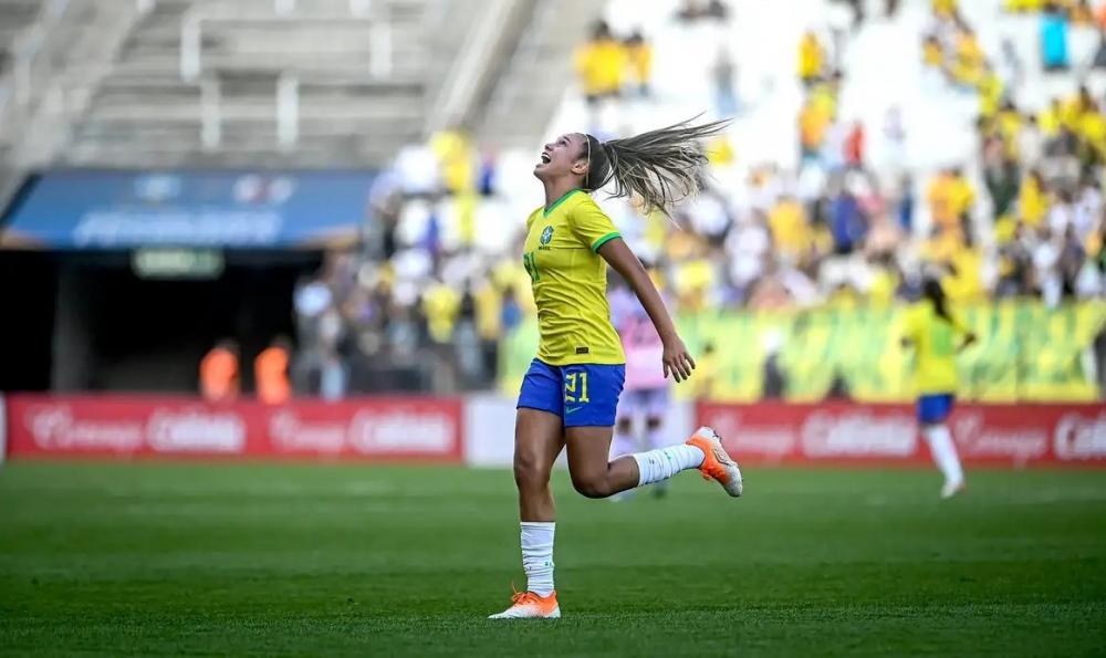 Seleção feminina vira 2 vezes contra Japão e vence por 4 a 3