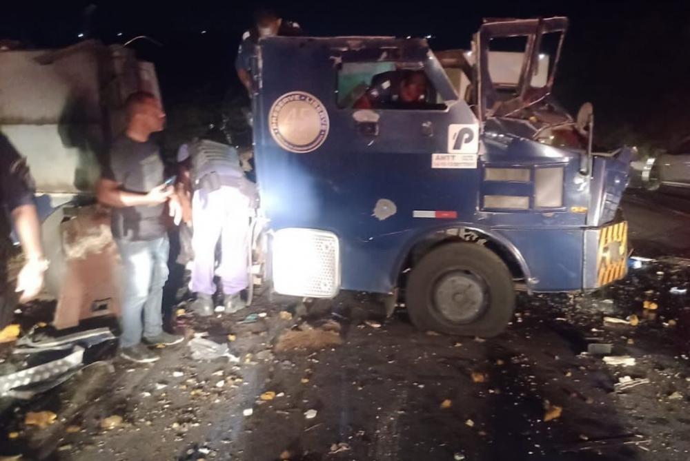 Bandidos explodem carro forte na Br 101próximo a Pedra do Cavalo