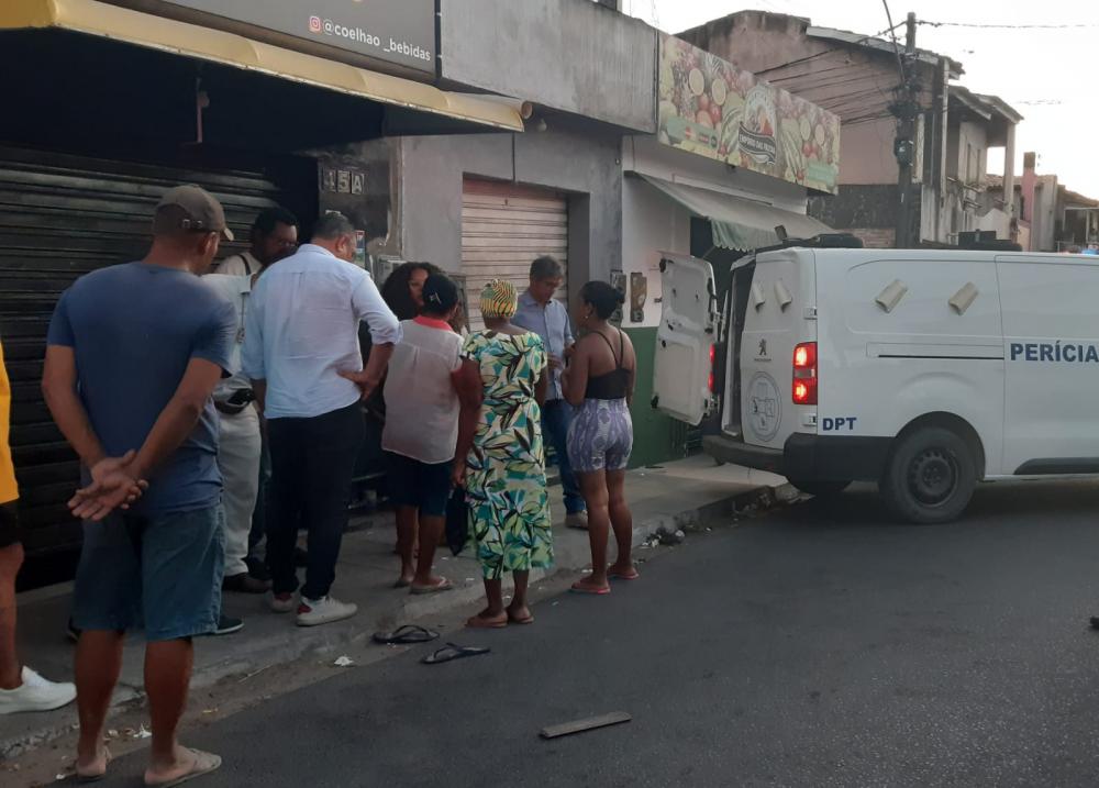 Jovem de 24 anos é morto a tiros quando cortava cabelo em barbearia no Feira X