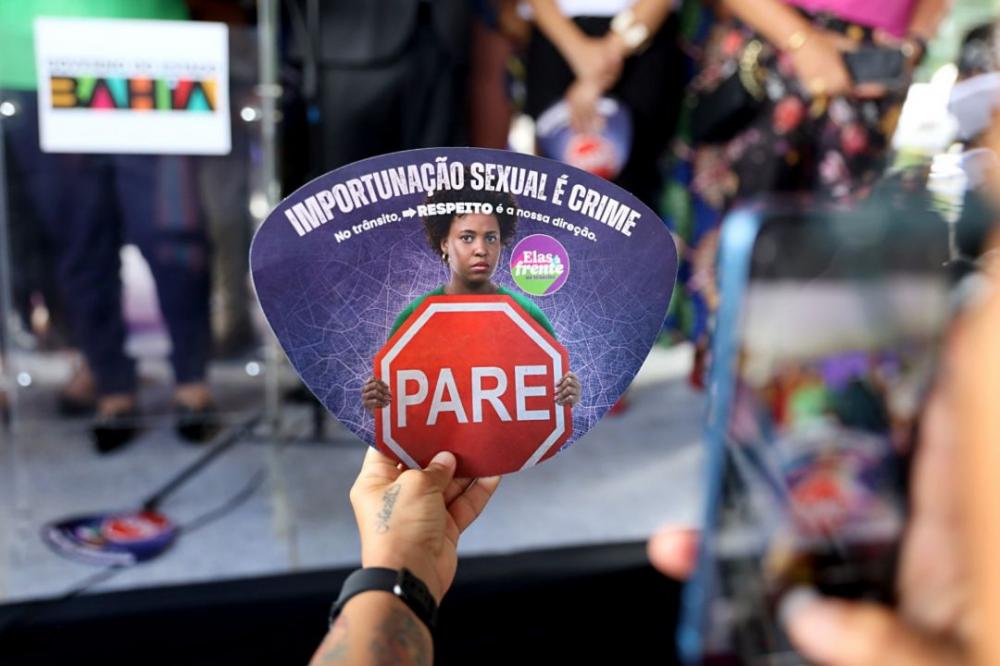Campanha inédita na Bahia busca evitar importunação sexual no trânsito