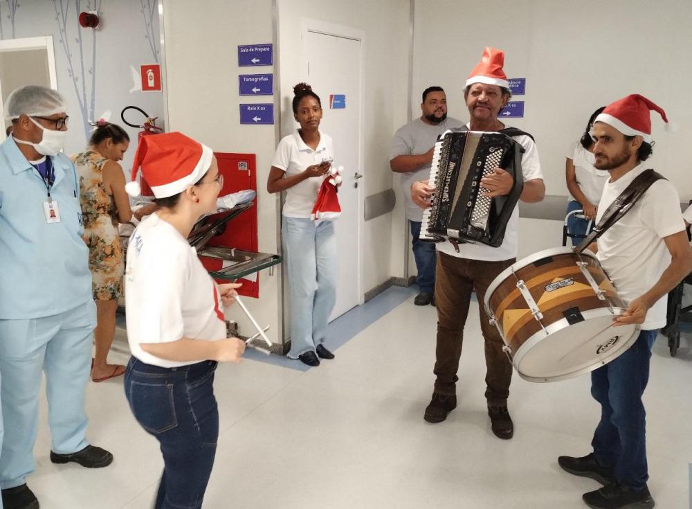 Grupo Curarte realiza intervenção musical no Hospital Clériston Andrade em celebração ao Dia Nacional do Forró