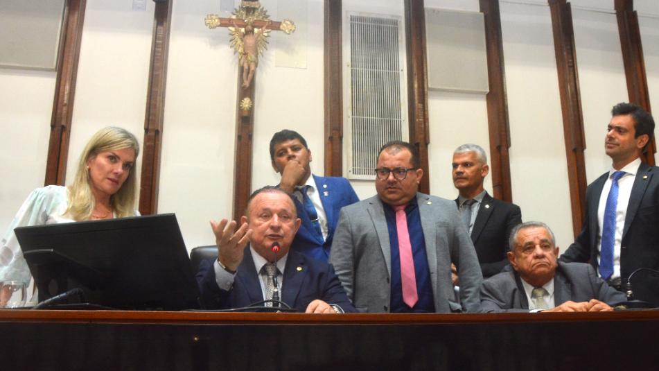 Deputados aprovam proposta orçamentária em 1º turno