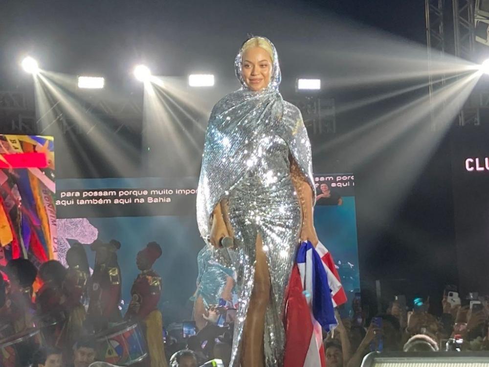 Beyoncé surge em palco de Salvador: 