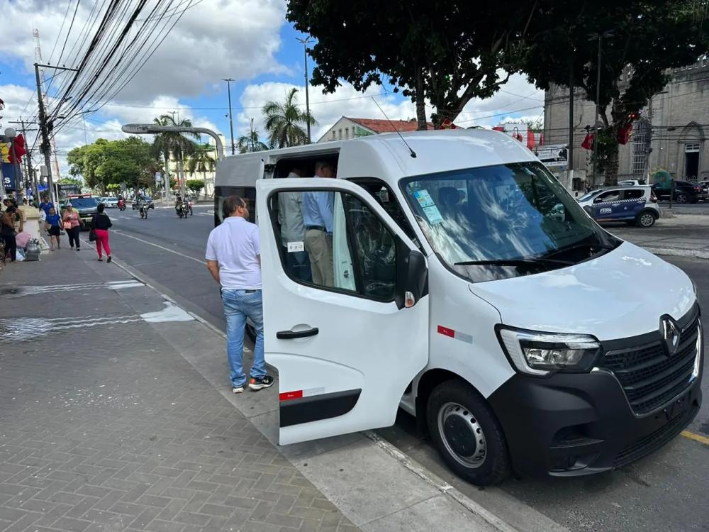 Prefeitura de Feira recebe doação de veículo resultado de emenda parlamentar