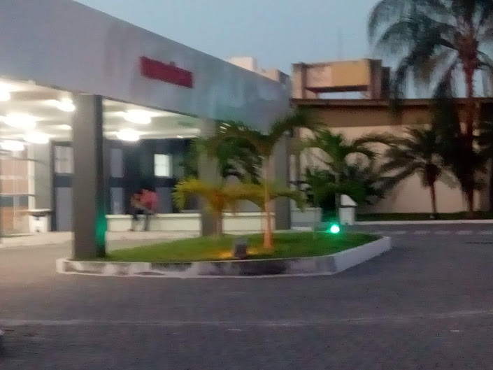 Jovem de 21 anos morre após ser baleado em estacionamento de supermercado em Feira de Santana