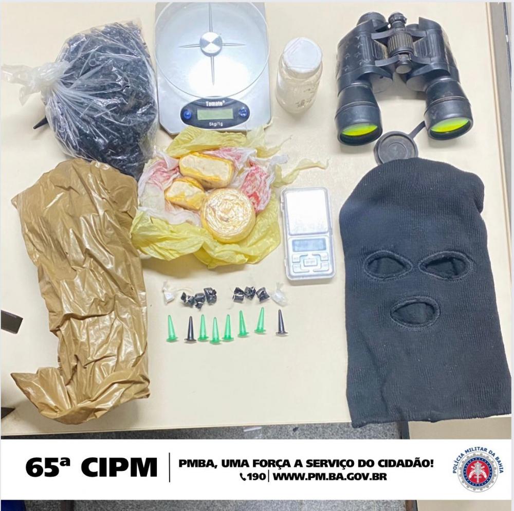 65ª CIPM apreende drogas durante rondas no bairro Pedra do Descanso, em Feira de Santana