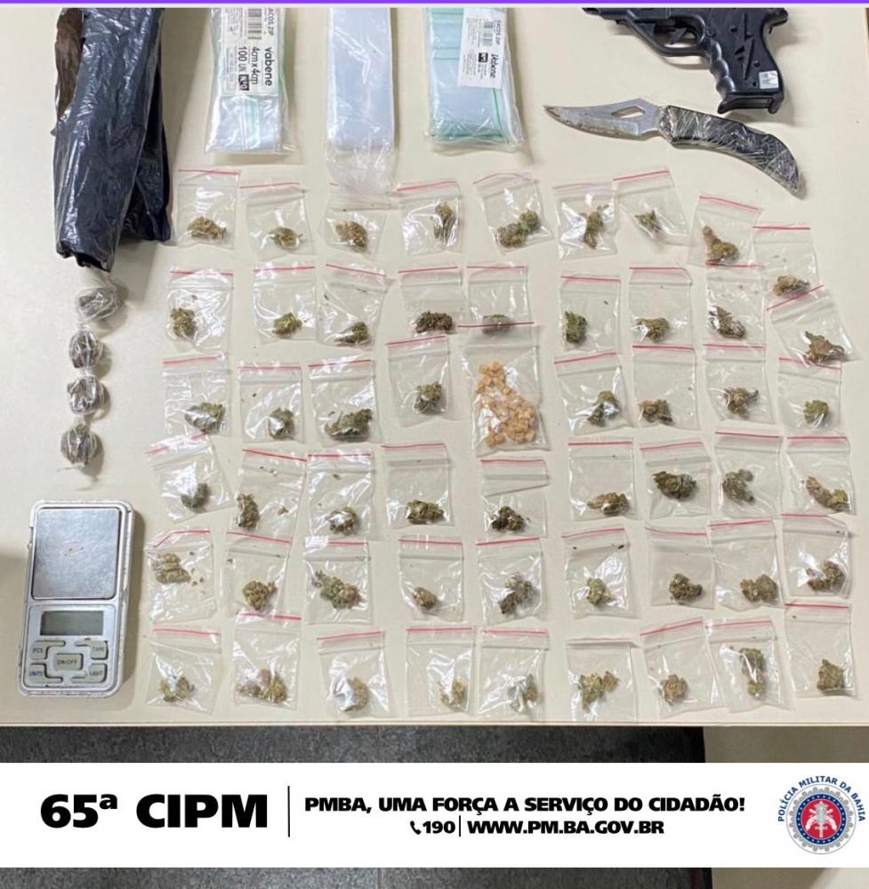 Droga e simulacro de arma são apreendidos no Feira X