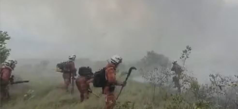 Incêndio atinge área de vegetação no Vale do Capão, na Chapada Diamantina