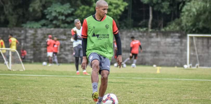 Pablo Siles é regularizado e pode estrear pelo Vitória contra o Guarani