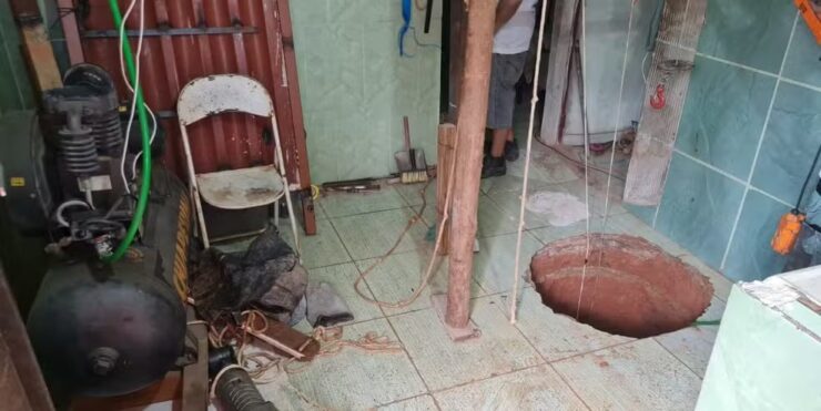 Idoso sonha com ouro, cava buraco dentro de casa, escorrega e morre