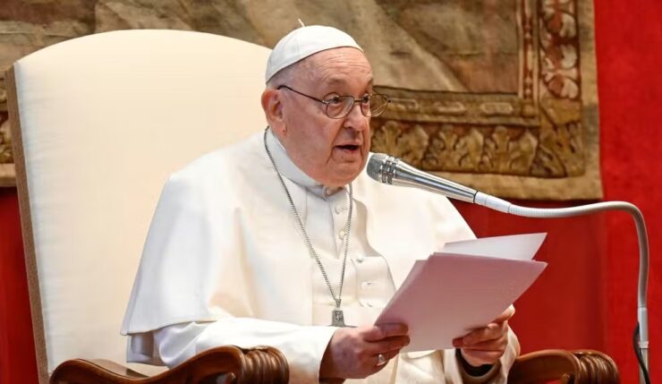 Papa Francisco pede proibição da ‘barriga de aluguel’