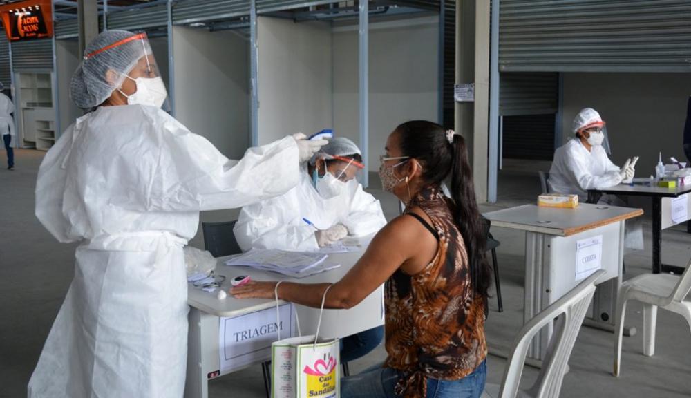 Após viagens, pessoas que apresentarem sintomas gripais devem realizar teste para covid-19