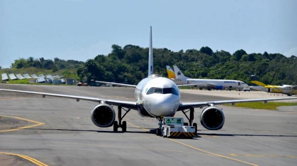 Copiloto desmaia em voo e avião faz pouso de emergência no aeroporto de Salvador