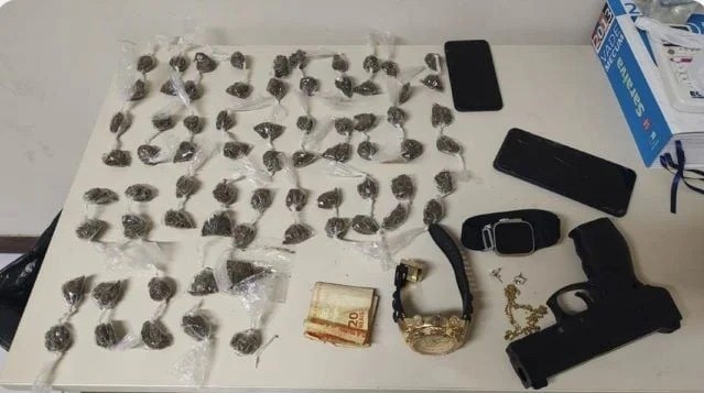 Drogas e simulacro de arma de fogo são apreendidas no bairro do Tomba