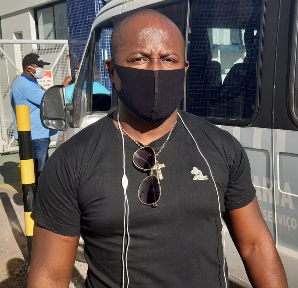 Servidores da Secretaria de Saúde reivindicam pagamentos de gratificações cortadas pelo prefeito Colbert.