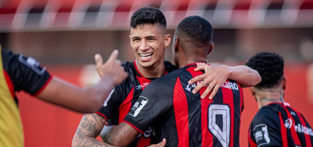 Vitória vence a Juazeirense e retoma a liderança do Baianão