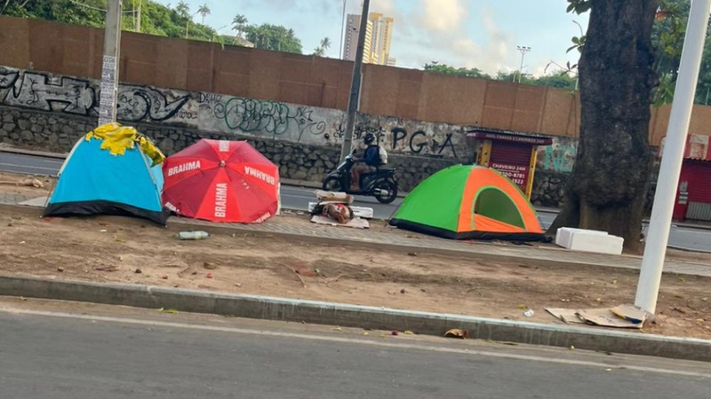 Ambulantes acampam para garantir lugar em circuito uma semana antes da festa