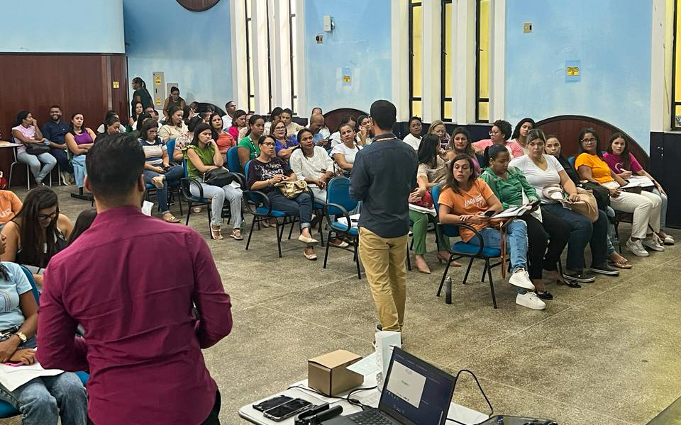 Enfermeiros participam de capacitação para triagem pré-natal 