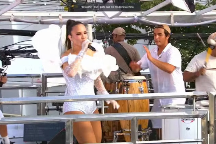 Com roupa que homenageia cd de estreia na carreira solo, Ivete Sangalo abre o carnaval de Salvador