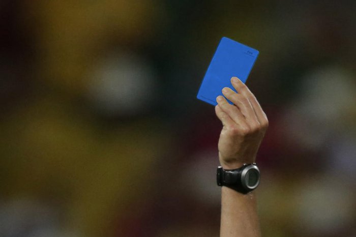Cartões azuis serão introduzidos no futebol profissional
