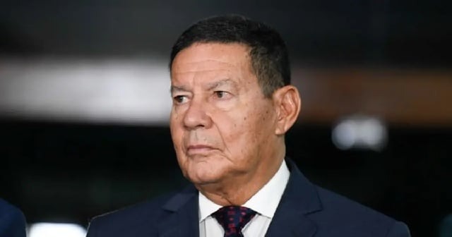 General Mourão critica operação contra Bolsonaro e aliados e diz que Brasil vive uma situação de 