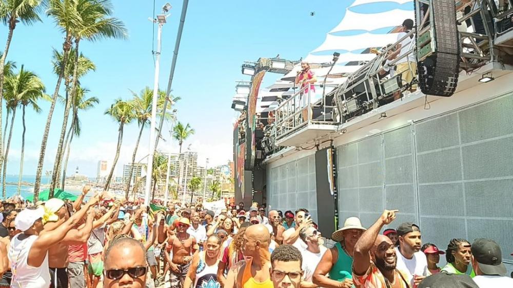 Bell Marques arrasta multidão de foliões ao som de clássicos do repertório