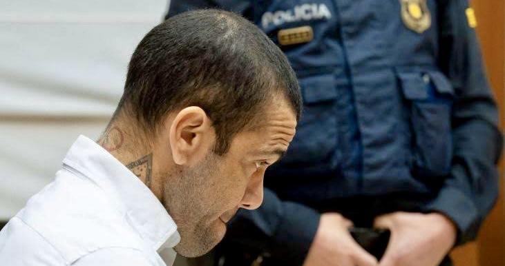 Detento que dividiu cela com Daniel Alves afirma que jogador fugirá para o Brasil