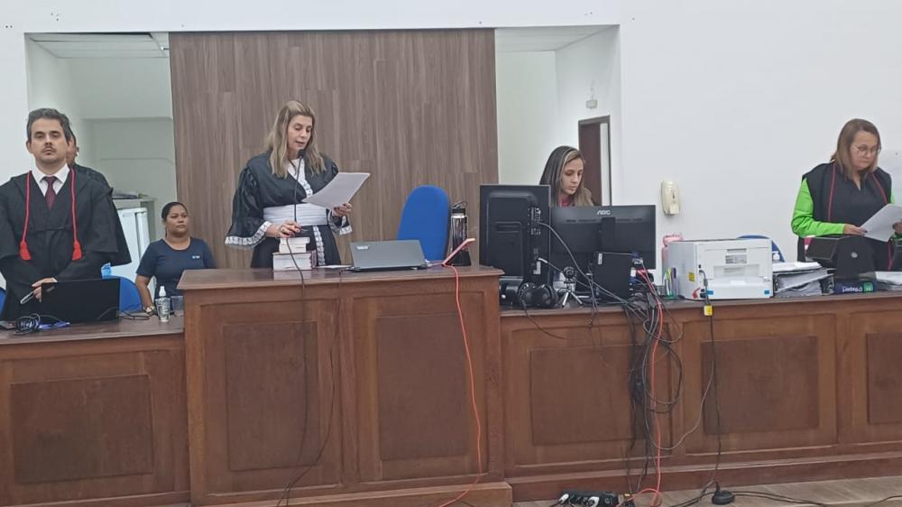 Acusado de matar dona de restaurante no Papagaio é absolvido no Tribunal do Júri.