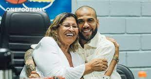 Mãe se encontra com Daniel Alves após sentença e diz que filho está tranquilo, afirma defesa