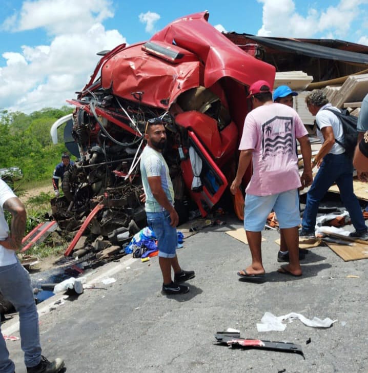 Motorista morre após colidir carreta na traseira de ônibus na BR 116.