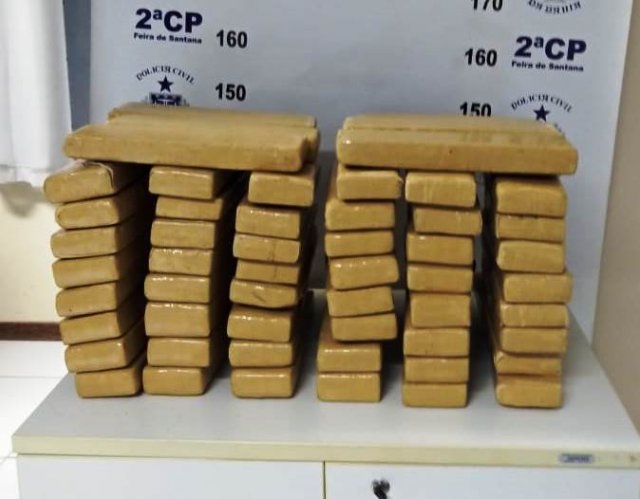 Polícia apreende 54 kg de maconha e motorista por aplicativo em Feira de Santana