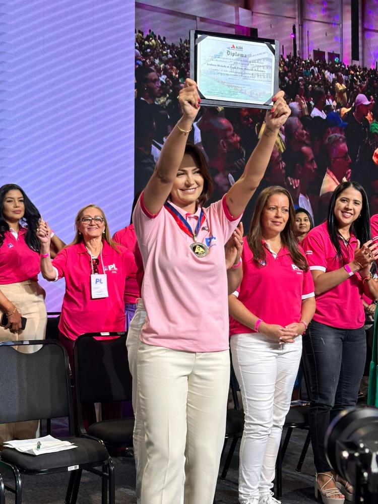 Michelle Bolsonaro recebe Comenda Dois de Julho e dedica a pessoas com deficiência