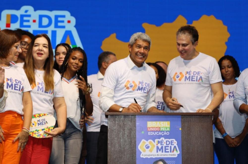 Bahia adere ao programa Pé-de-Meia; estudante receberá R$ 200 por mês