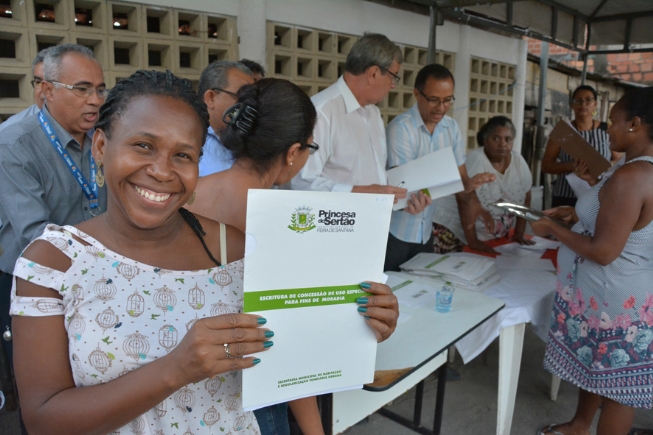 Secretaria de habitação entrega 172 escrituras no Conjunto Paulo Souto e bairro Sim