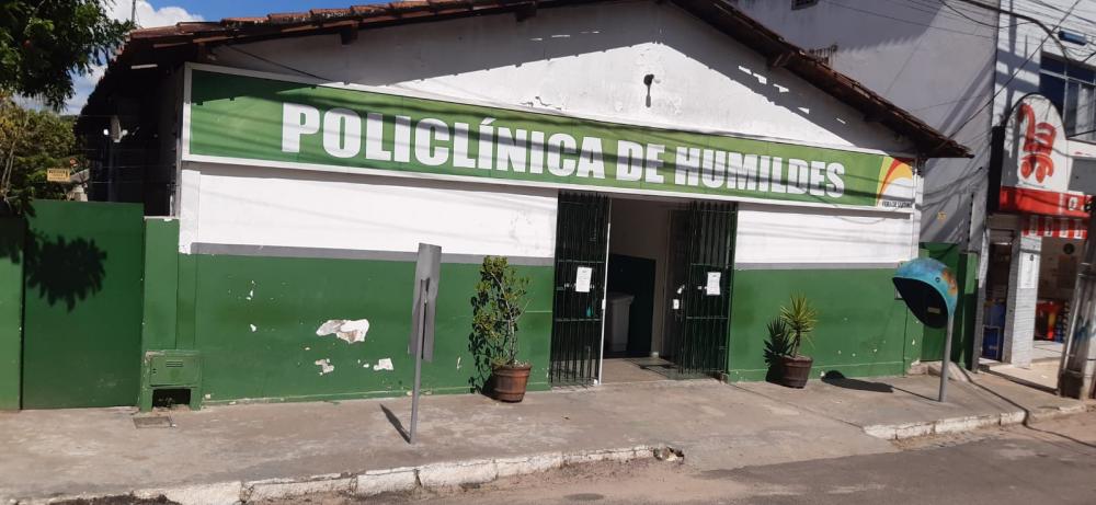 Criança de 1 ano e 3 meses morre na Policlínica de Humildes, médico constata hematomas pelo corpo. 