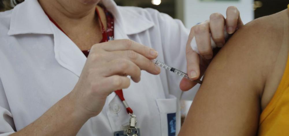 Vacina contra HPV previne câncer, mas adesão no Brasil segue abaixo da meta